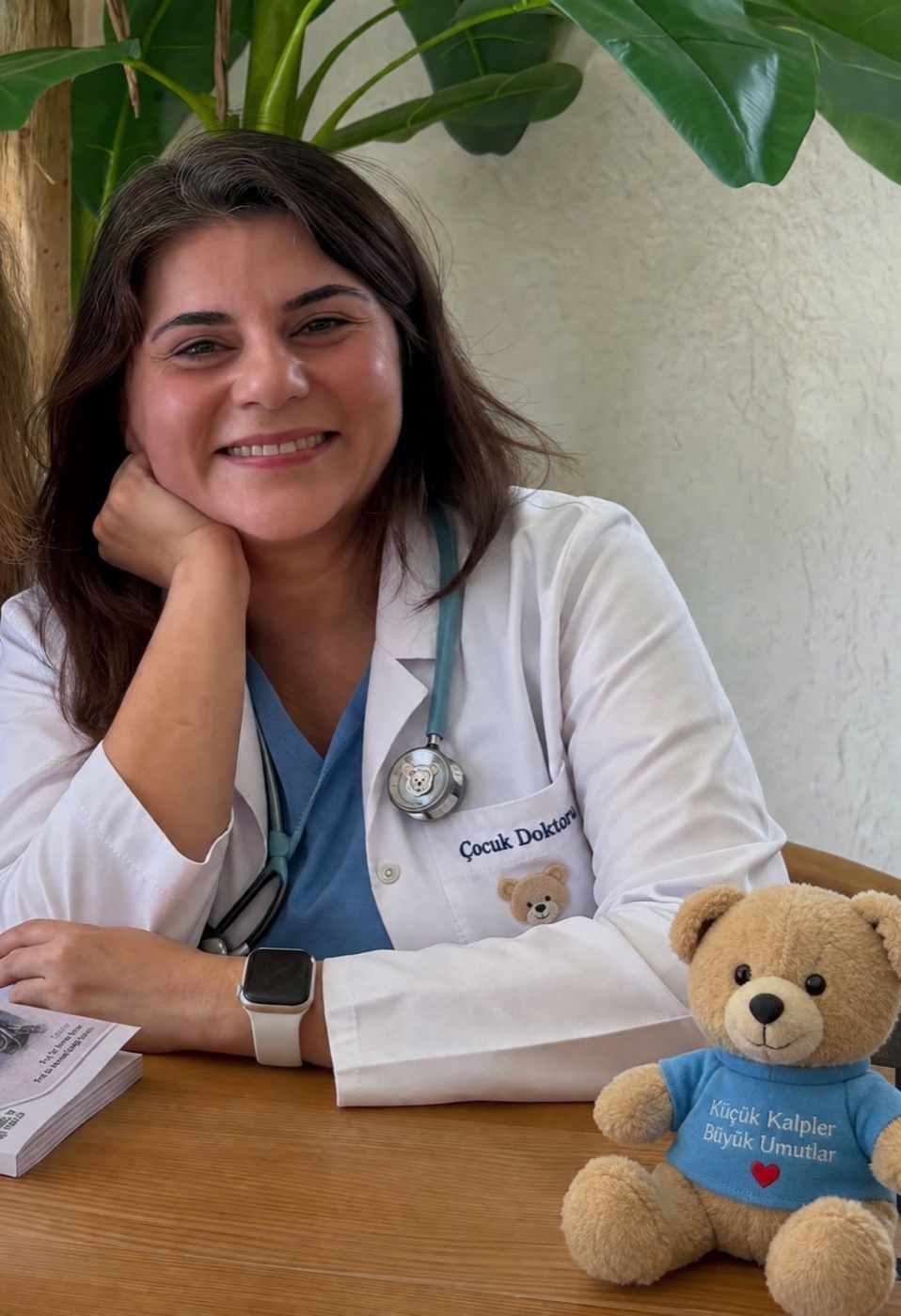 Dr. Hasret Akman, muayene önlüğüyle gülümsüyor